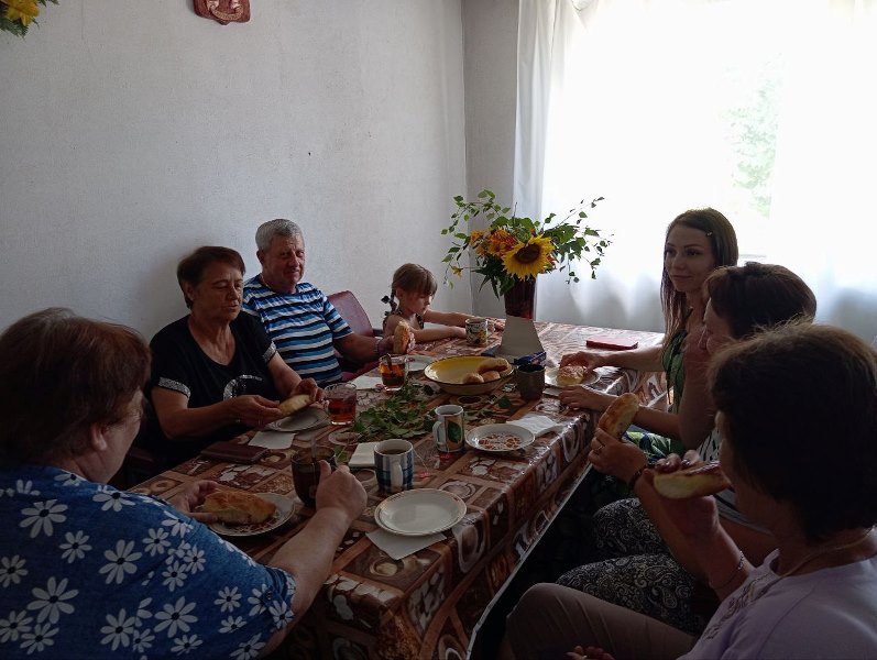 В Новозарьевке прошел калейдоскоп, приуроченный Дню Святой Троицы.