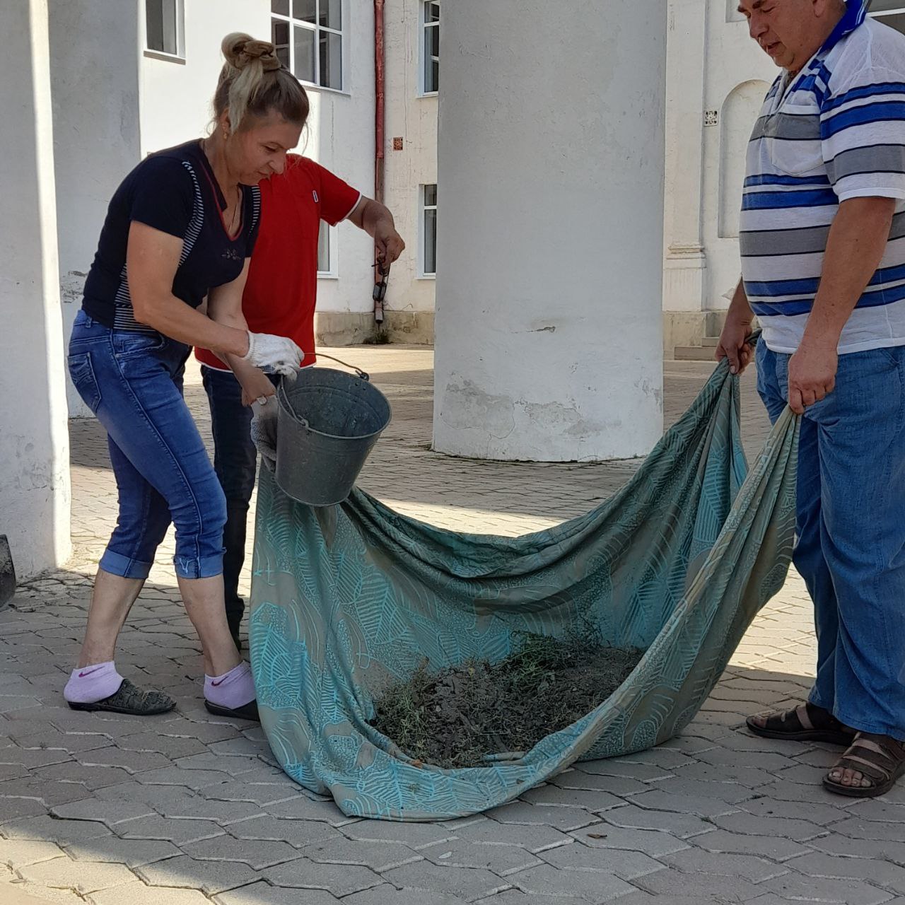 Уборка территории возле Комсомольского Дворца культуры им. Ленина.