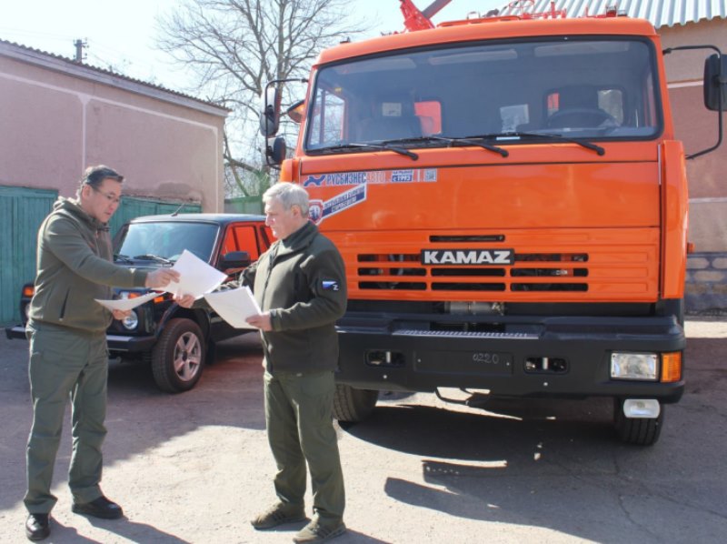 Республика Бурятия в рамках шефской помощи передала коммунальным предприятиям Старобешевского района специализированный автотранспорт.