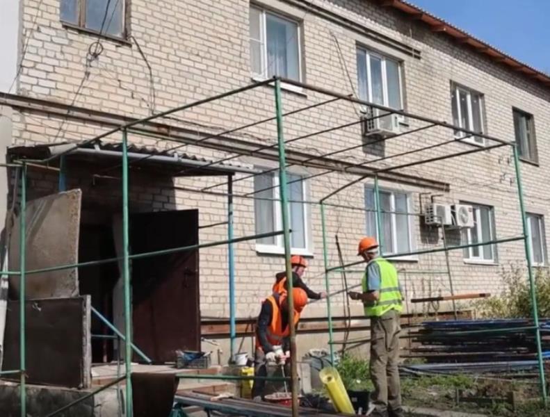 🏠 В Старобешево ремонтируют многоквартирный дом благодаря Бурятии.
