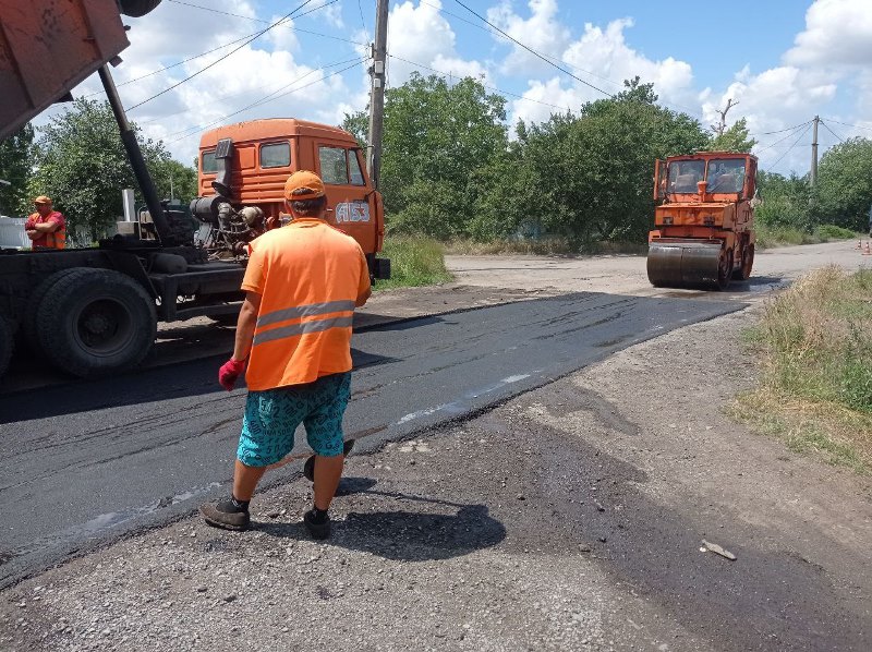 В Старобешевском районе продолжаются работы по текущему ремонту автодорог.