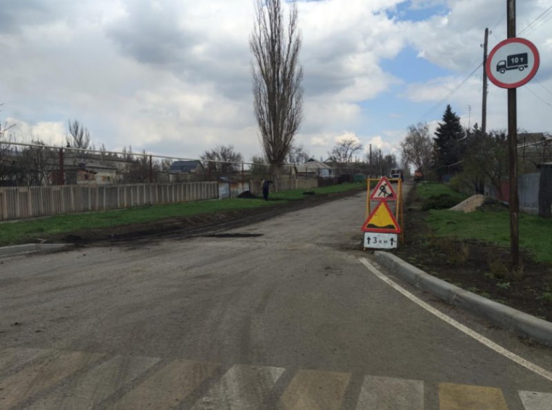 📍 В Старобешево продолжается ремонт дорог при поддержке Бурятии.