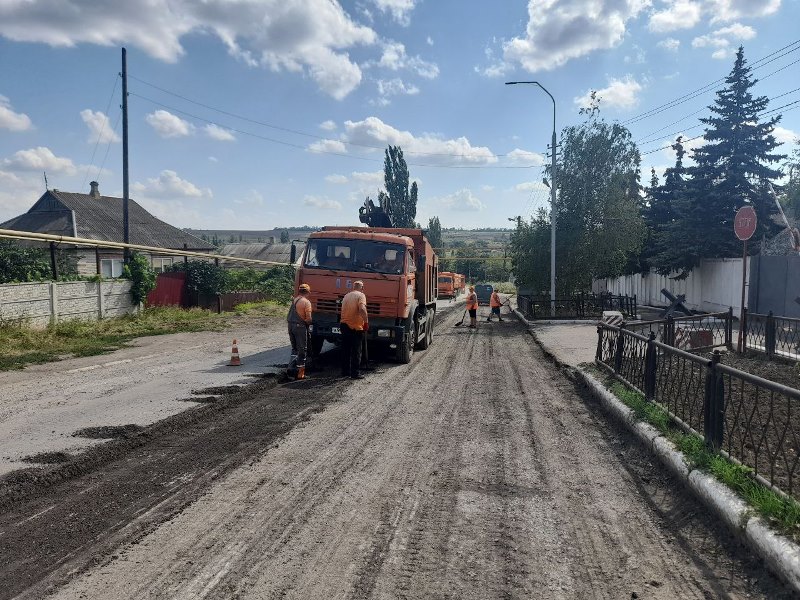 В Старобешевском районе продолжаются работы по ремонту автомобильных дорог.