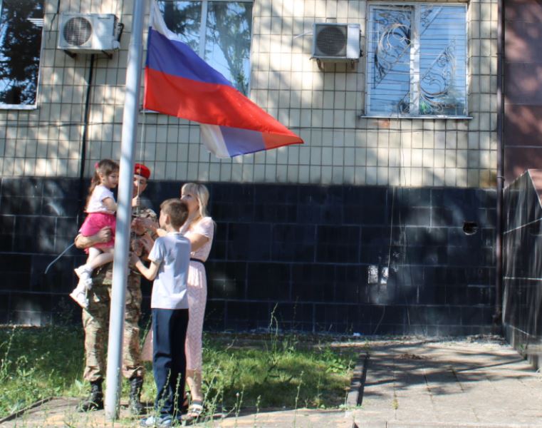 В Старобешево прошло Торжественное поднятие Государственного флага Российской Федерации, посвященное Дню России.