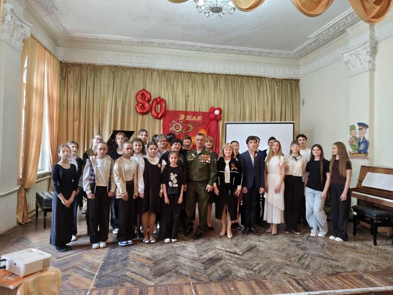 В Старобешевской школе искусств прошла лекция из цикла лекций «Великая Отечественная война. Страницы истории».