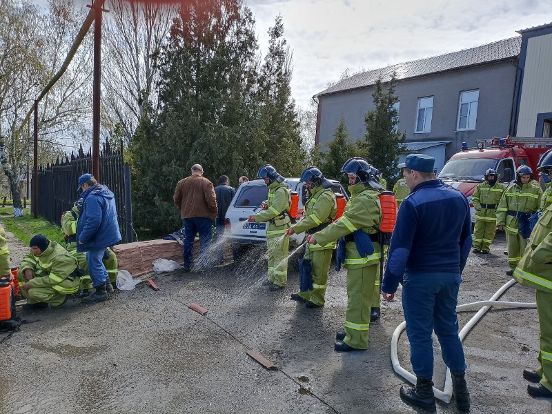 Сотрудники ГБУ «ПСО пгт Старобешево МЧС ДНР» провели практическое занятие с пожарными-добровольцами.