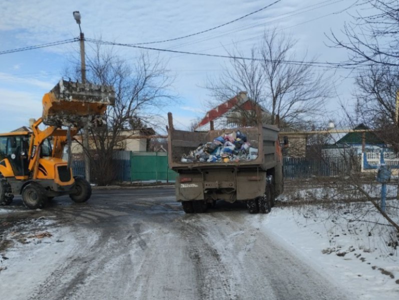 Продолжаются работы по ликвидации стихийных свалок и уборке контейнерных площадок от мусора.