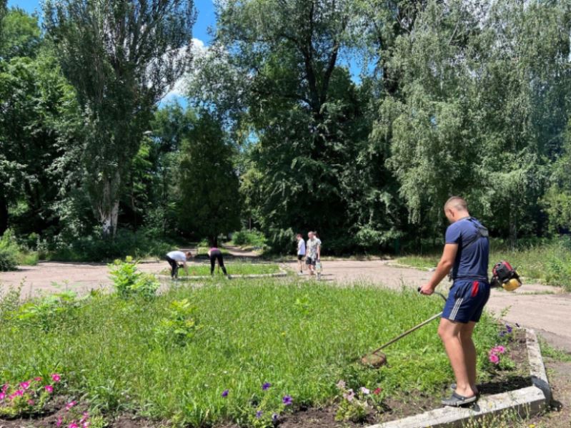 Молодежь Нового Света и Совет женщин Старобешевского района приводят парк в порядок.