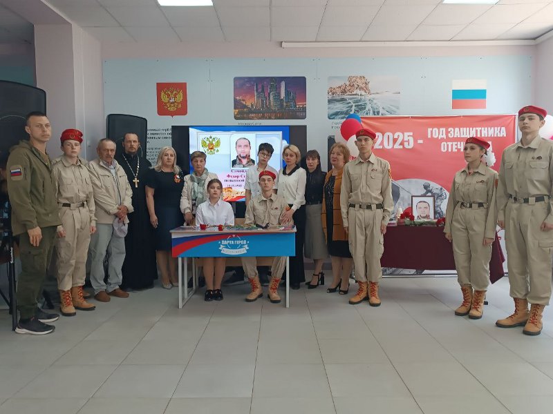 В Старобешевской школе №1 состоялось торжественное открытие «Парты Героя» выпускнику школы, участнику СВО — Самойленко Федору Сергеевичу.