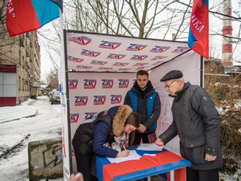 Единороссы собрали 2,1 млн подписей в поддержку кандидата в Президенты РФ Владимира Путина.