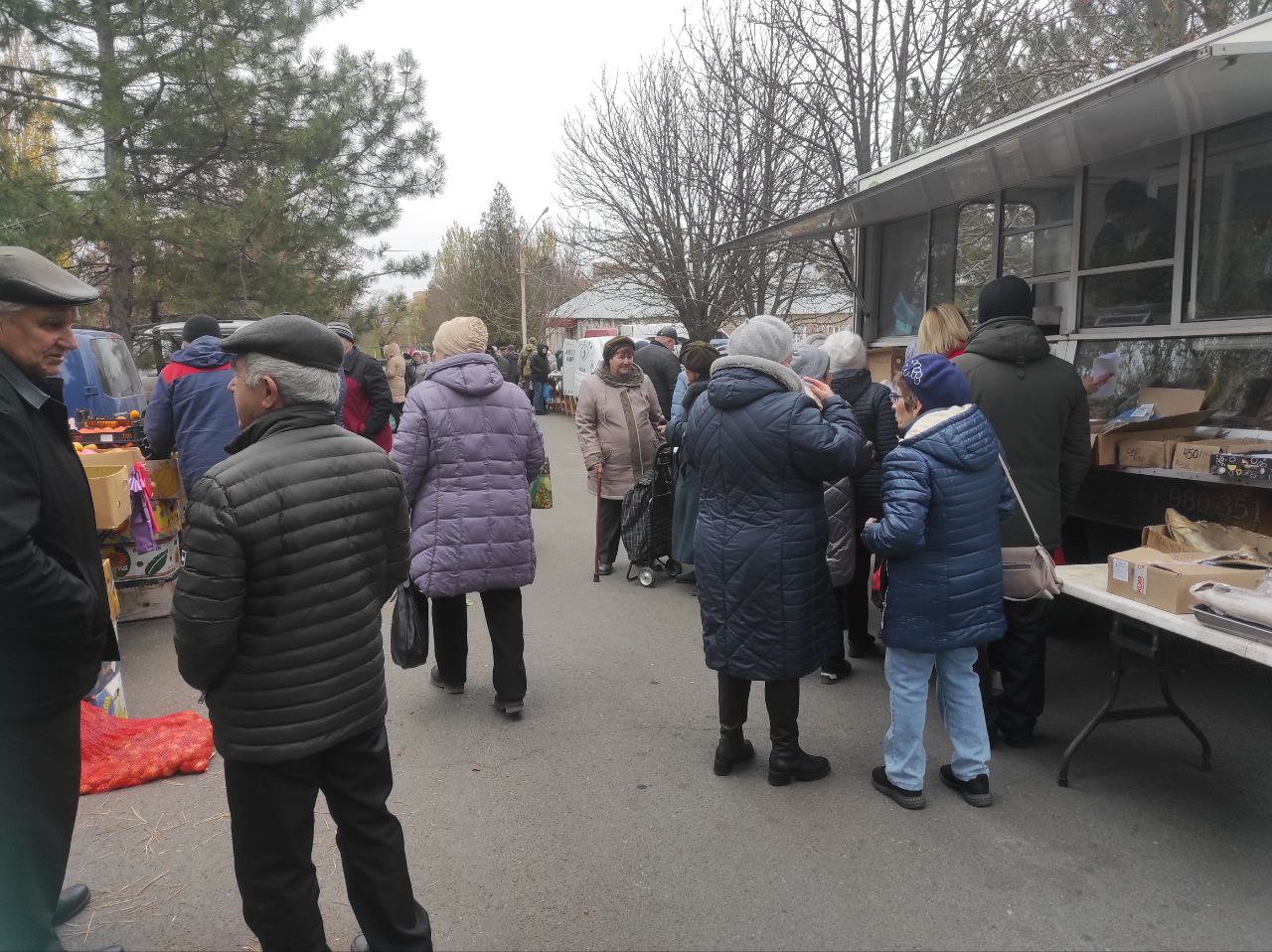 В Старобешево прошла выездная ярмарка .