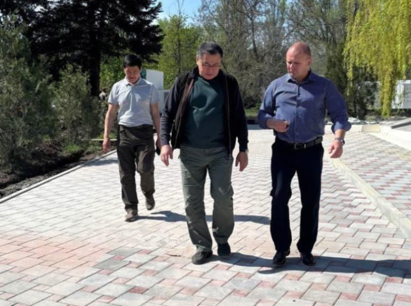 Председатель Комитета Народного Совета ДНР посетил Мемориальный комплекс в Старобешево, ремонтируемый благодаря Бурятии.