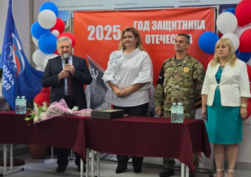 В Старобешевской школе №1 прошла торжественная линейка, посвященная празднику Последнего звонка.