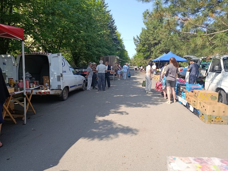 В поселке Старобешево прошла выездная торговая ярмарка.