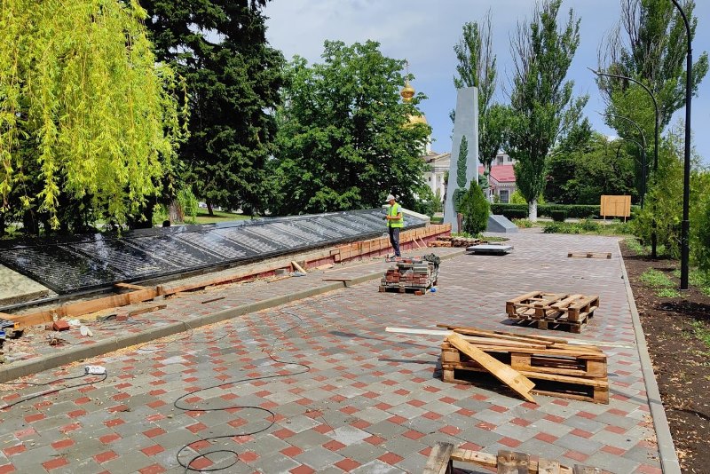 На Мемориальном комплексе в Старобешево при поддержке Бурятии завершается установка гранитных плит.