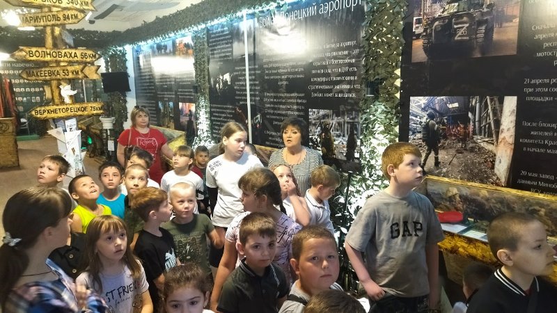 В Комсомольское прошел час мужества для детей пришкольного лагеря «Искорка» Комсомольской школы №1.