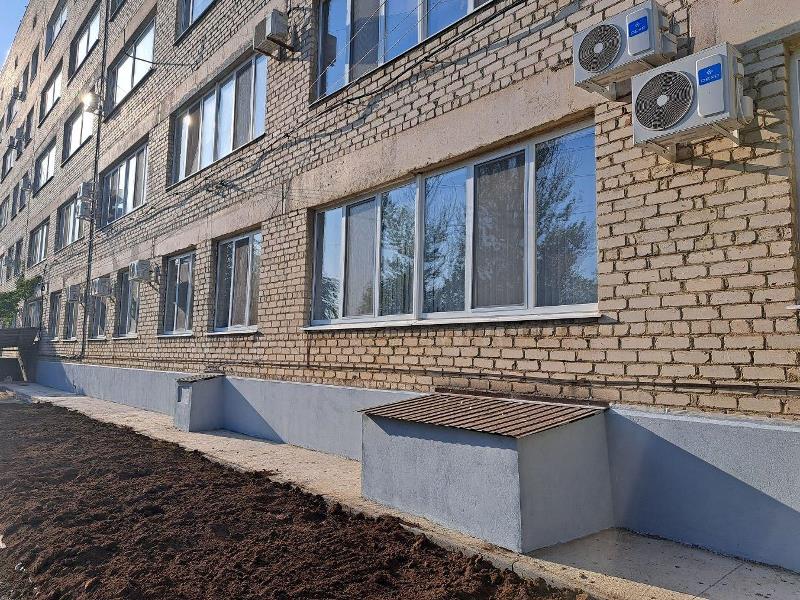 Рабочая бригада от Забайкалья окрасила восстановленный цоколь ЦРБ Старобешево.