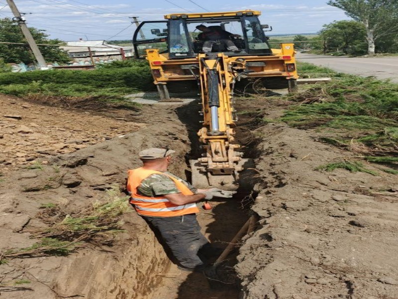 На водоводе в Старобешево при поддержке Бурятии началась укладка труб.
