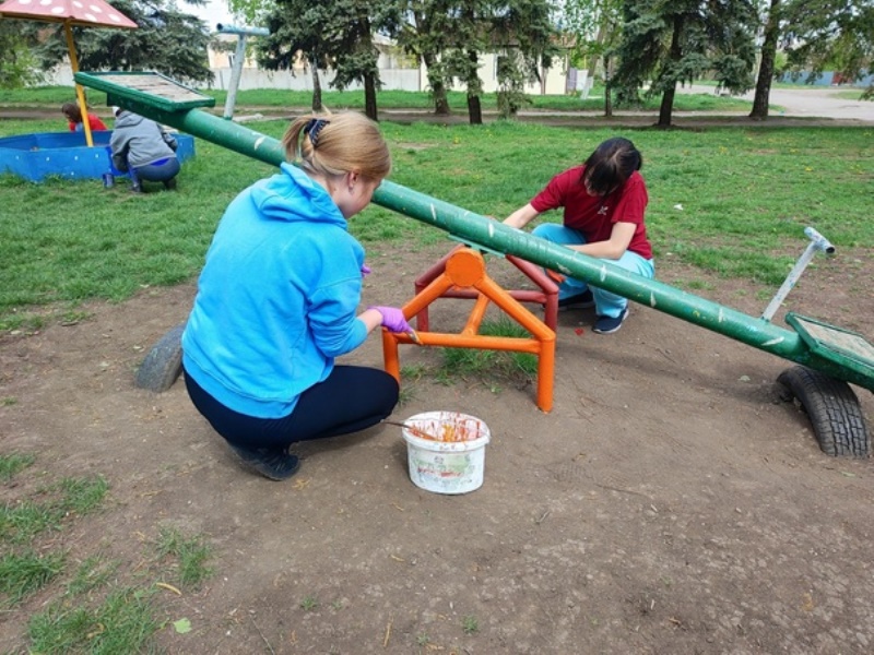 Первые Марьяновской школы привели в порядок детскую площадку.