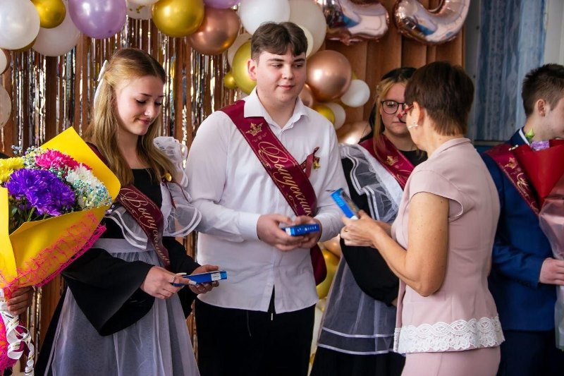 Выпускникам ДНР вручили подарки от Бурятии🎁🎉.