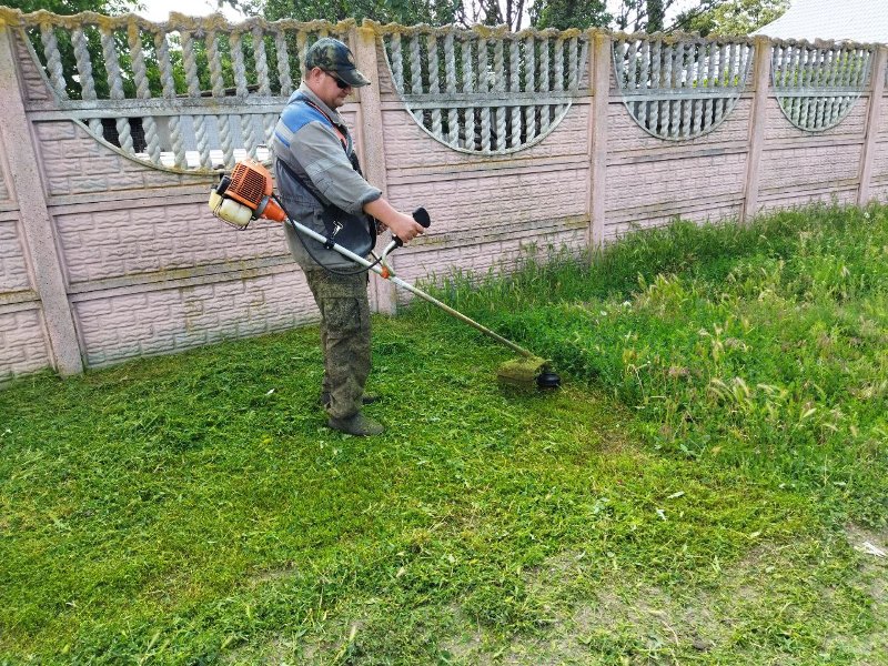 В населенных пунктов Старобешевского района продолжаются работы по покосу травы.