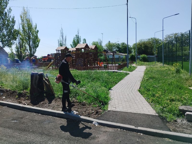 В Старобешевском округе проводятся работы по покосу травы.