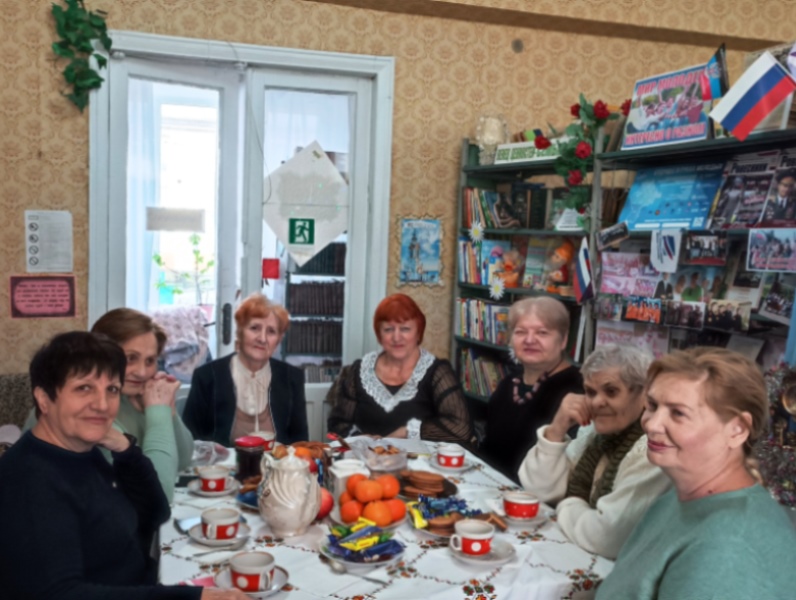 Новогодние посиделки «Мы встречаем Новый год!» с участниками клуба «Седые непоседы».