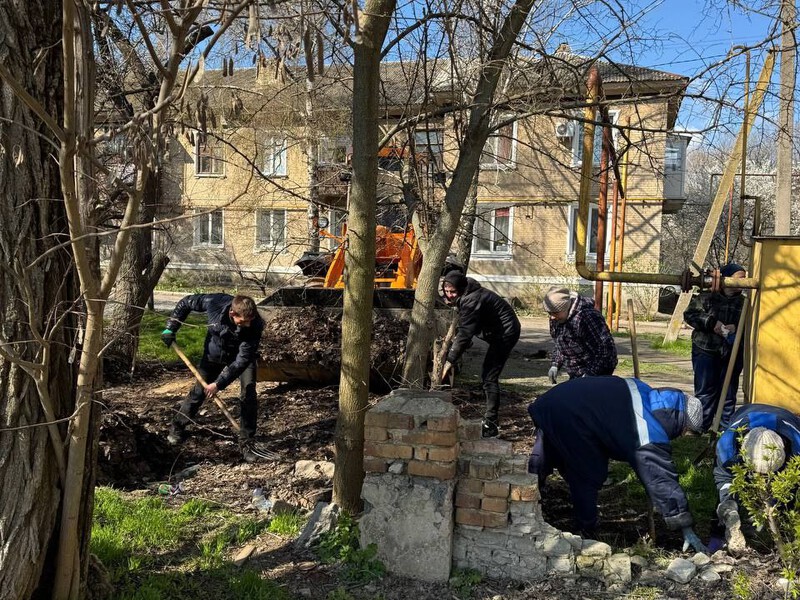 В городе Комсомольское продолжаются работы по ликвидации несанкционированных свалок.