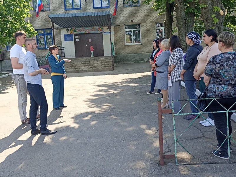 6 мая заведующий Осыковским территориальным сектором Администрации Старобешевского муниципального округа Евгений Дмитриенко провел встречу с жителями села Осыково..