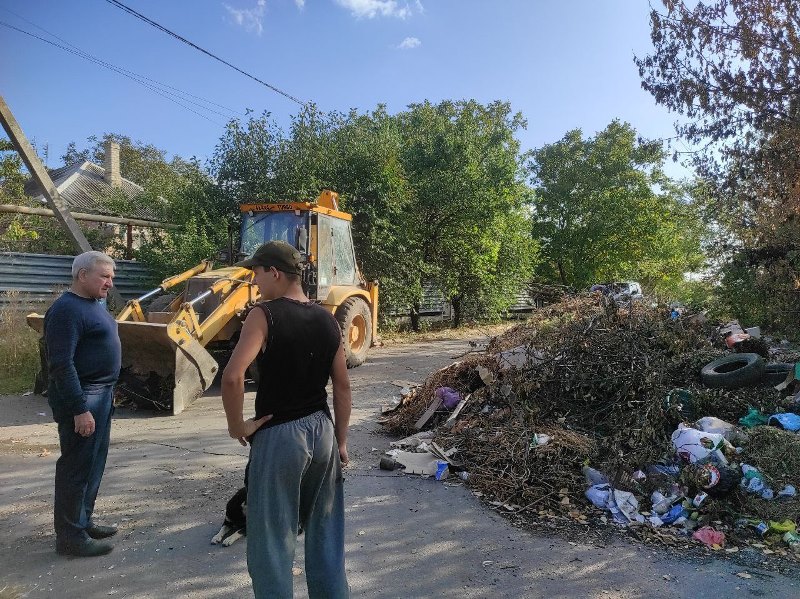 В городе Комсомольское ведутся работы по ликвидации свалок.