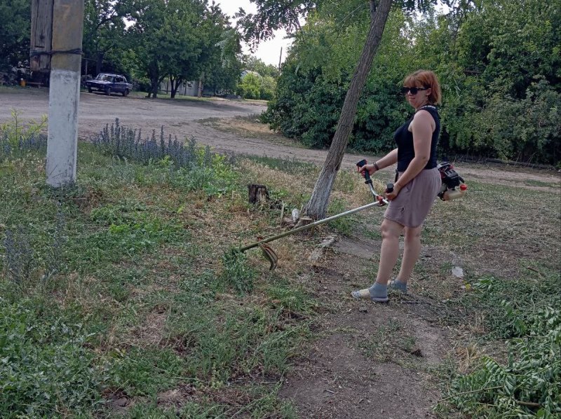 В Старобешевском муниципальном округе проводятся работы по покосу травы и опиловке и вывозу веток с деревьев вдоль линий электропередачи.