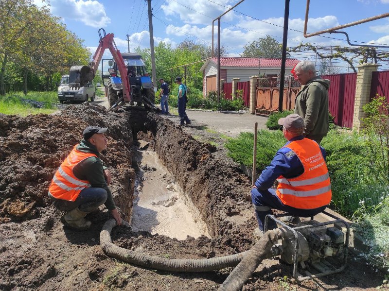 Выполняются работы по ремонту аварийного участка трубопровода.