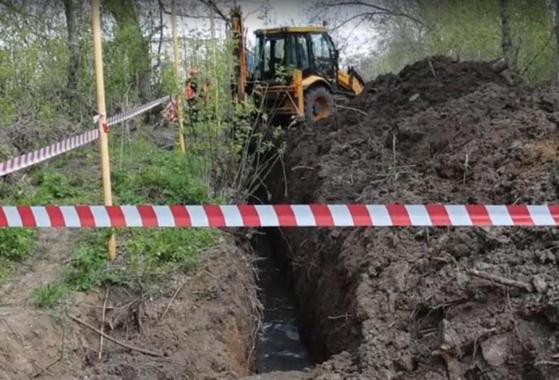 В Комсомольском заменили аварийный участок канализационной сети благодаря Бурятии.