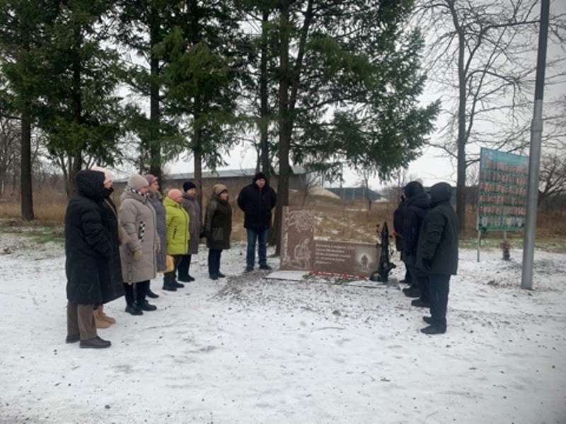 Возложение цветов к памятнику погибшим воинам.