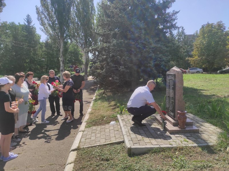 В поселке Старобешево состоялось возложение цветов в память о погибших детях Донбасса.