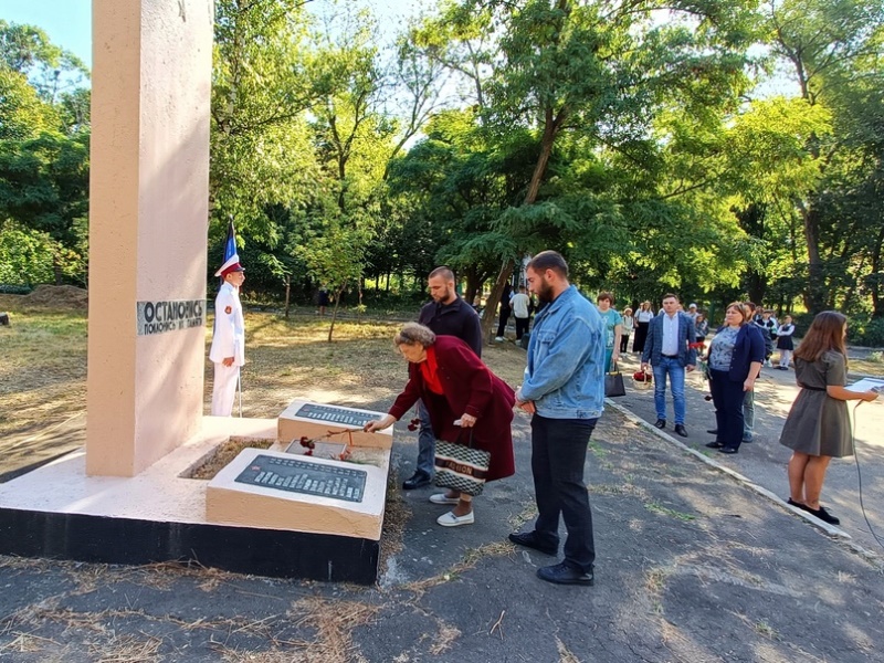 В населенных пунктах Старобешевского района состоялось возложение цветов.