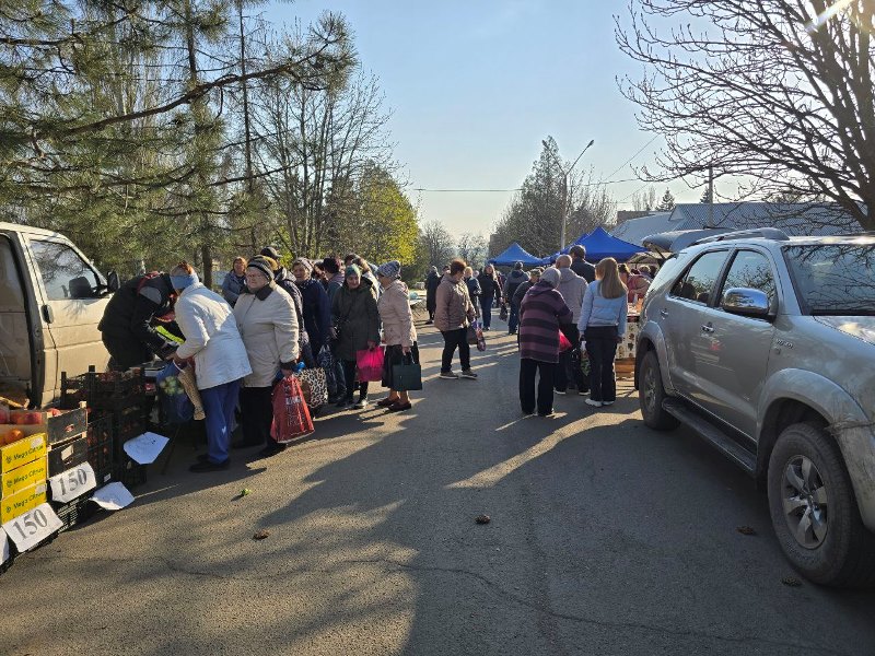 В поселке Старобешево прошла выездная ярмарка.