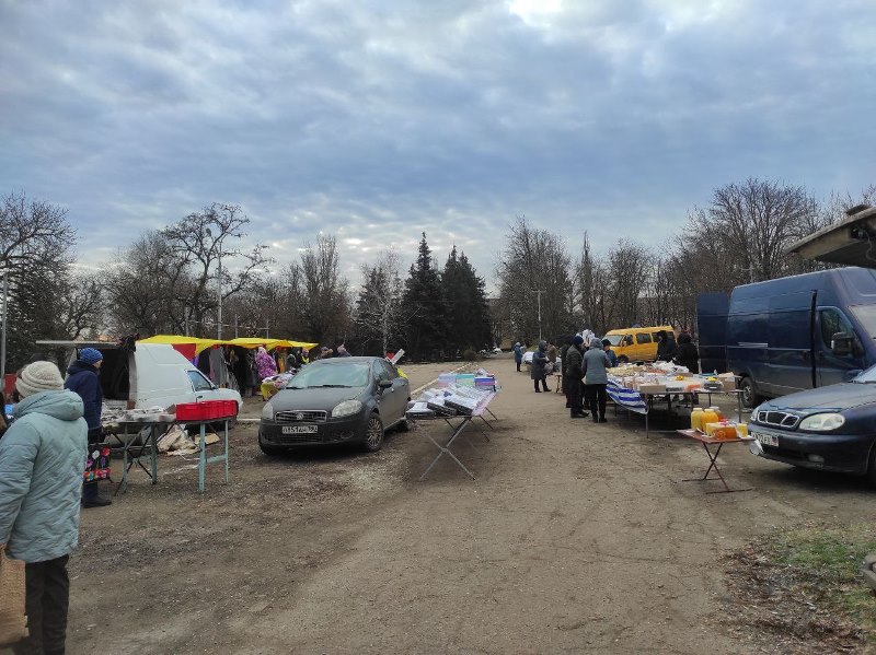 В поселке Старобешево прошла универсальная ярмарка.