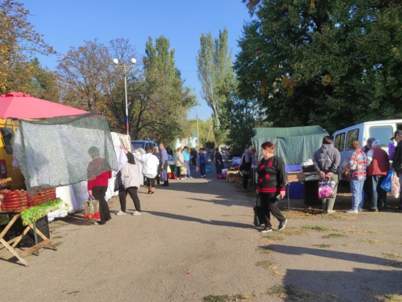 Универсальная ярмарка в поселке Старобешево.