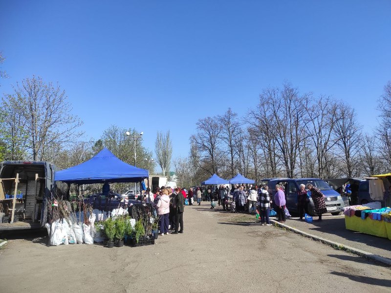 В пгт Старобешево прошла универсальная ярмарка .