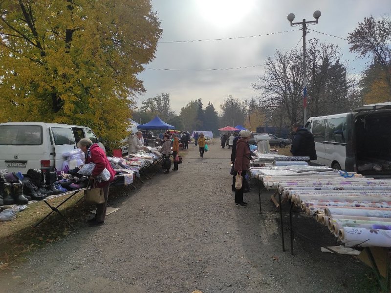 Универсальная ярмарка в поселке Старобешево.