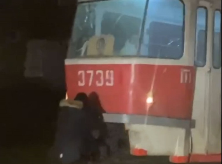 ГАИ напоминает об опасности катания на сцепках общественного транспорта. ГАИ напоминает об опасности катания на сцепках общественного транспорта.