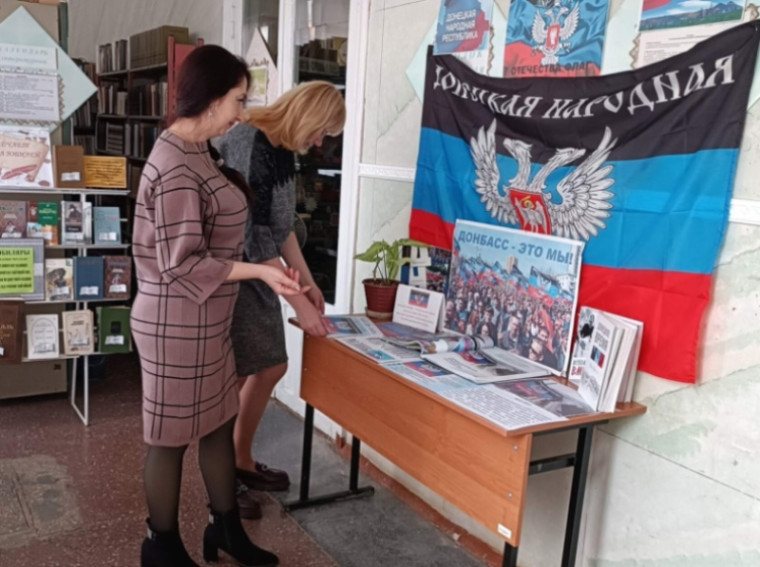 Выставка – патриотический экскурс «Трехцветный гордый Отечества флаг». Выставка – патриотический экскурс «Трехцветный гордый Отечества флаг».