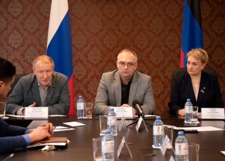 Владимир Бидёвка и Александр Ананченко приняли участие в обсуждении законодательных мер поддержки детей, пострадавших в ходе военных действий. Владимир Бидёвка и Александр Ананченко приняли участие в обсуждении законодательных мер поддержки детей, пострадавших в ходе военных действий.