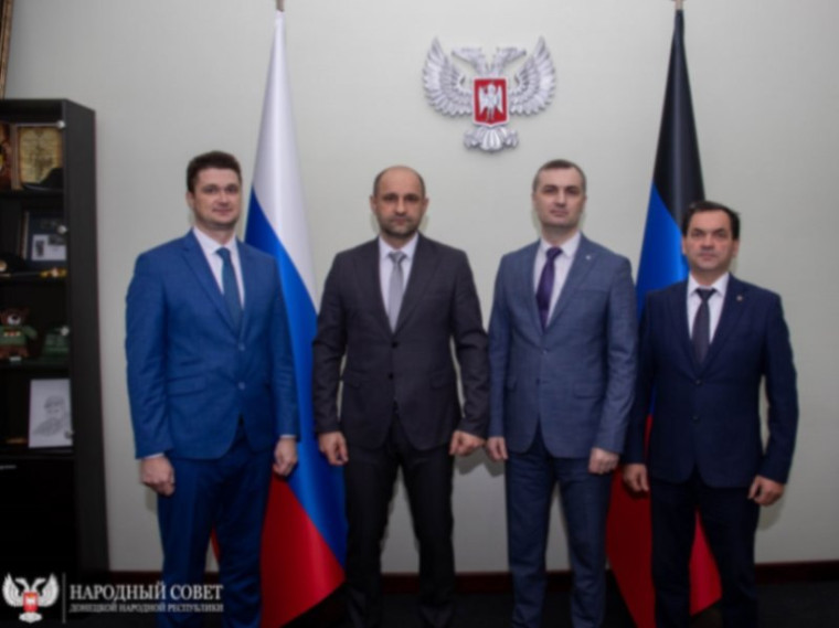 Подписано соглашение о сотрудничестве между Аппаратом Народного Совета и ДГУЮ Минюста России. Подписано соглашение о сотрудничестве между Аппаратом Народного Совета и ДГУЮ Минюста России.