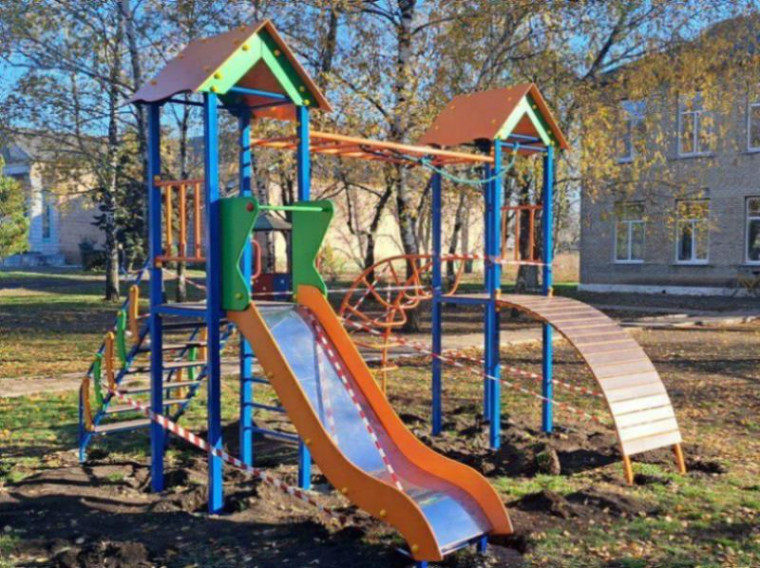 В селе Марьяновка Старобешевского района установили детский игровой комплекс «Росток». В селе Марьяновка Старобешевского района установили детский игровой комплекс «Росток».