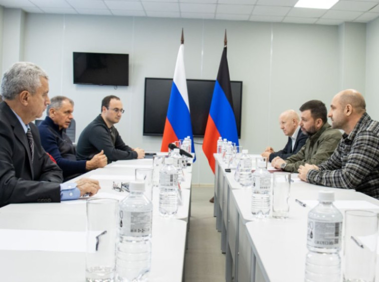 Члены комиссии Совета Законодателей провели встречу с Денисом Пушилиным. Члены комиссии Совета Законодателей провели встречу с Денисом Пушилиным.