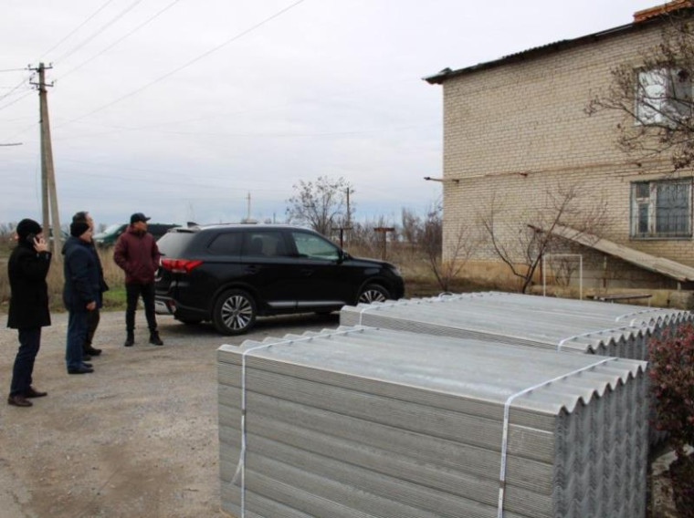 Бурятия помогает восстанавливать кровлю многоквартирного дома в Старобешево. Бурятия помогает восстанавливать кровлю многоквартирного дома в Старобешево.