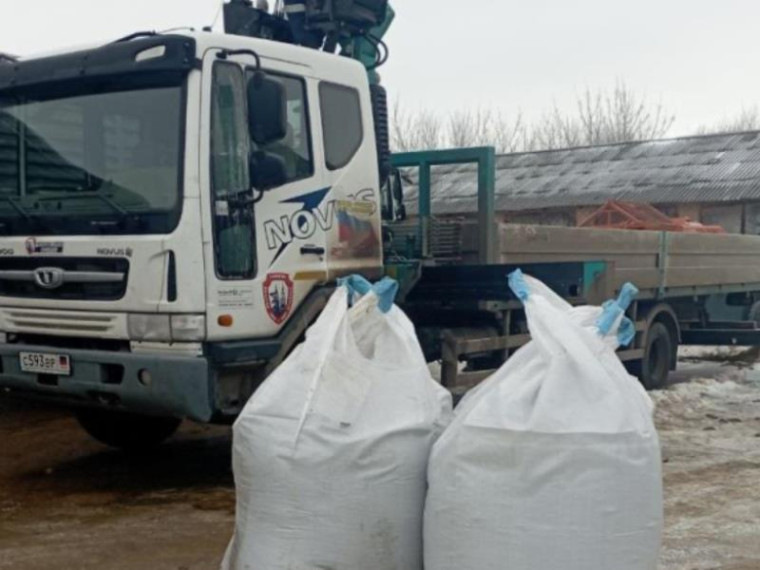 Бурятия помогает бороться с гололедом на улицах Старобешево. Бурятия помогает бороться с гололедом на улицах Старобешево.