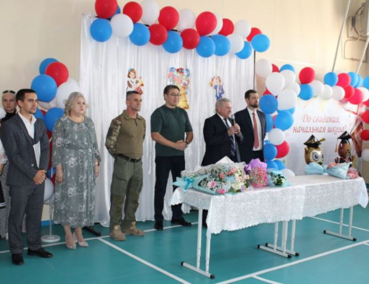 В Старобешевской школе №1 прошел праздник Последнего звонка. В Старобешевской школе №1 прошел праздник Последнего звонка.
